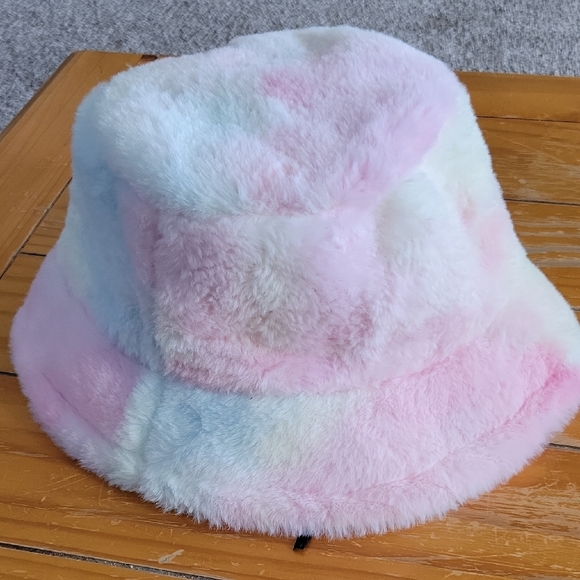 🆕️Pastel Multicolor Fuzzy Bucket Hat .15 - Picture 3 of 4